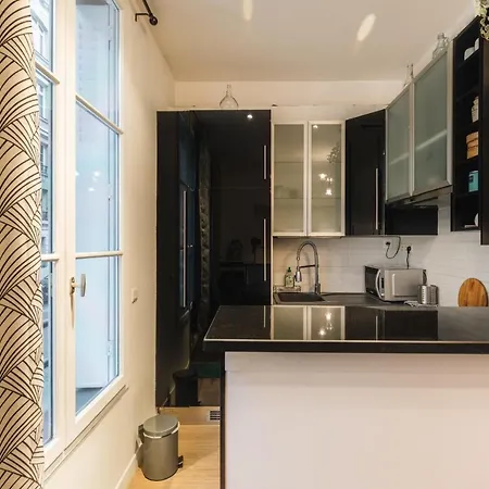 34m Well Located - Montmartre District