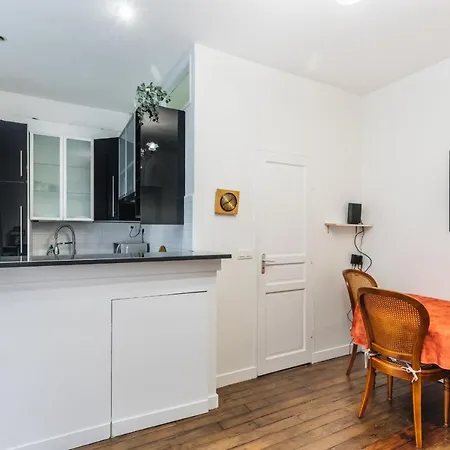34m Well Located - Montmartre District Apartment