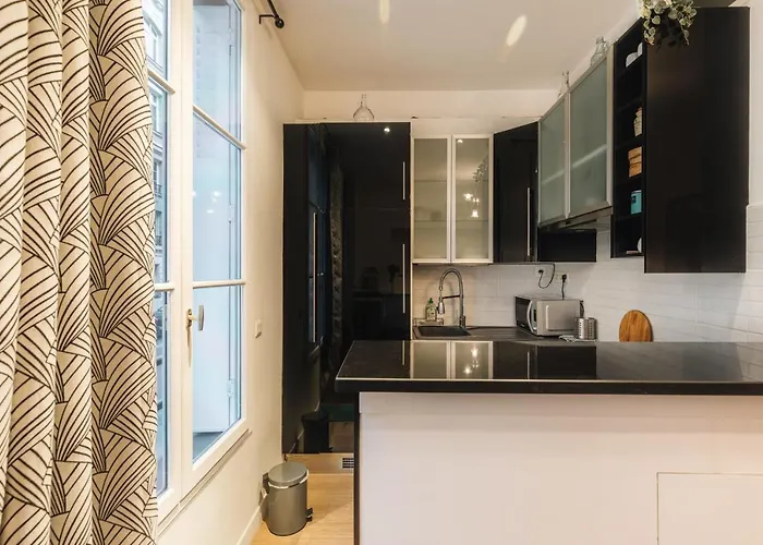 34m Well Located - Montmartre District